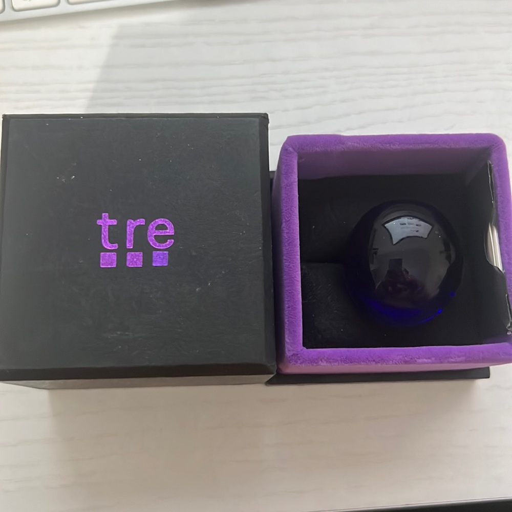 Sz small color Anita Blue , fits like a size 5. Beautiful blue glass ring.